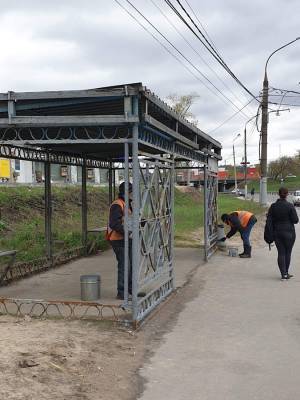 Подрядчики красят остановочные павильоны в Ленинском районе - vgoroden.ru - Нижний Новгород - район Нижегородский - Нижний Новгород - Благоустройство