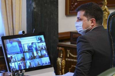 Владимир Зеленский - Денис Шмыгаль - Зеленский приказал вакцинировать от Covid-19 украинцев до Дня Независимости - lenta.ua - Украина