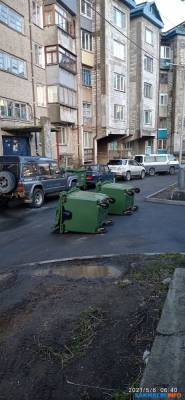 Из холмского двора хотят сбежать мусорные баки - sakhalin.info - Холмск