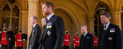 Елизавета II - принц Гарри - принц Филипп - принцесса Анна - Принца Гарри разочаровало поведение родственников на похоронах дедушки - runews24.ru - Англия