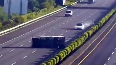 Один человек погиб и два пострадали из-за ДТП с участием Tesla - iz.ru - шт. Калифорния - Los Angeles
