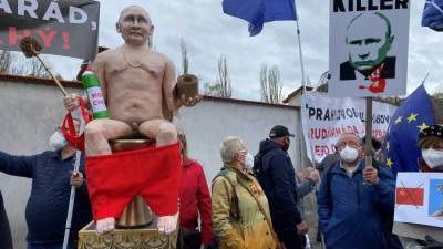 Владимир Путин - Путин на золотом унитазе: "Ночных волков" встретили протестом в Чехии – фото и видео - 24tv.ua - Москва - Прага - Новости