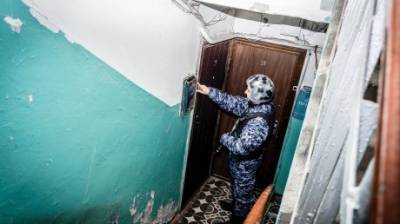 В Пензе мужчина стучал в чужую дверь, пока не пробил ее насквозь - penzainform.ru - Пенза