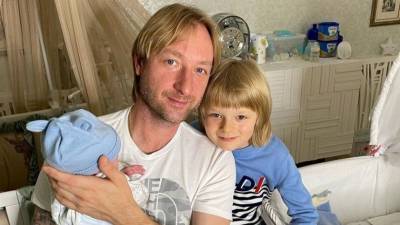 Яна Рудковская - Евгений Плющенко - «Новый транспорт»: Плющенко похвастался коляской для сына за 340 тысяч рублей - 5-tv.ru - Мальдивы