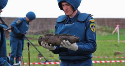 На школьном дворе в Донецке обнаружили неразорвавшийся артиллеристский снаряд. ФОТО - cxid.info - Донецк