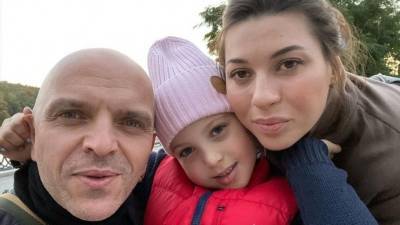 Александр Шоуа - Маленькой дочери солиста «Непары» Александра Шоуа вырезали опухоль у виска - 5-tv.ru