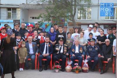Салман Дадаев - Энрик Муслимов - Во дворах Махачкалы провели персональные парады для ветеранов Великой Отечественной войны - mirmol.ru - Махачкала - респ. Дагестан