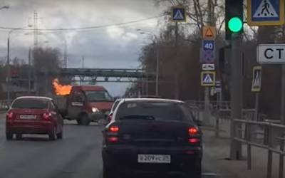 Водитель на горящей машине сам приехал к пожарным (видео) - zr.ru - Архангельск - Архангельская обл. - Северодвинск