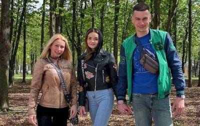 К скованной цепью паре присоединилась девушка - korrespondent.net