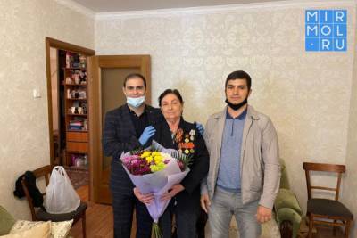 Дагестанские активисты поздравляют ветеранов и узников концлагерей в преддверии Дня Победы - mirmol.ru - Махачкала - респ. Дагестан
