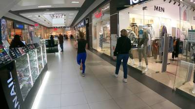 Воронежцы устроили шоу-гонку по этажам популярного ТЦ - vestivrn.ru - Воронеж - Воронежская обл.