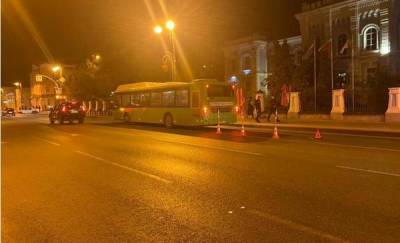 В Тюмени на улице Республики из-за водителя автобуса пострадали двое маленьких детей и женщина - news.megatyumen.ru - Тюмень - Тюменская обл.