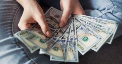 Украинцы продали банкам рекордный объем валюты в апреле - delo.ua - Украина