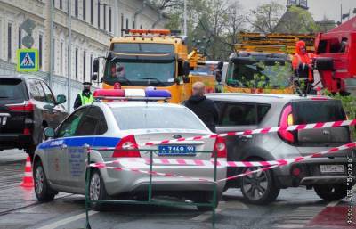 Ураган повалил в Москве 56 деревьев и повредил 44 автомобиля - interfax.ru - Москва