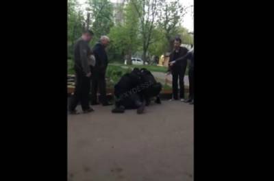 В Одессе пьяный мужчина пытался задушить ребенка за замечание. ВИДЕО - from-ua.com - Одесса
