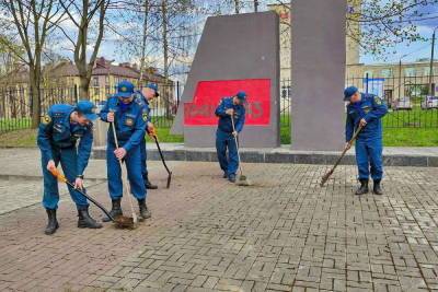 Сотрудники МЧС привели в порядок мемориал в Смоленске - mk-smolensk.ru - Смоленск - Смоленская обл.