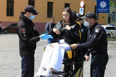 Пристегнись: в Одессе возле Дюка установили полицейский «аттракцион» (фото) - odessa-life.od.ua - Одесса - Одесская обл.