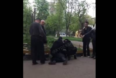 В Одессе мужчины напали на детской площадке на ребенка - rupor.info - Одесса