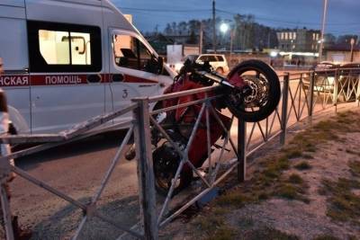 Мотоциклист повис на заборе в ДТП под Новосибирском - novos.mk.ru - Новосибирск - Бердск