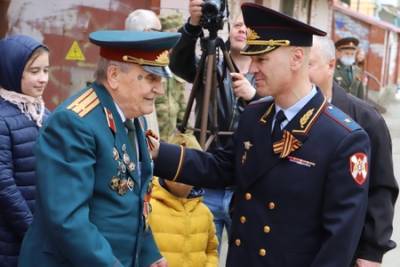 В Перми сотрудники и военнослужащие Росгвардии поздравили с Днем Победы ветеранов Великой Отечественной войны - vkurse.net - Пермь
