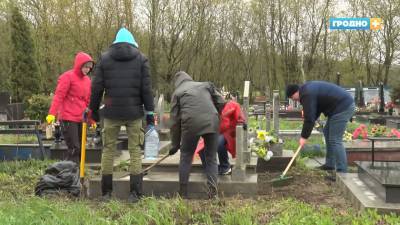Гродненские врачи и медсестры благоустроили места захоронения своих коллег - фронтовых медиков - grodnonews.by - Благоустройство