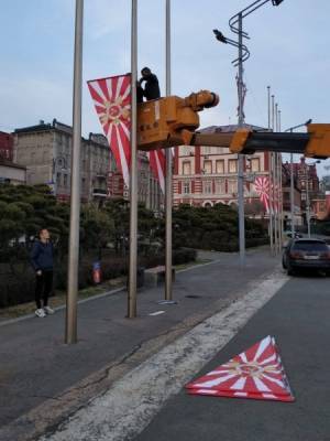В центре Владивостока развесили странные флаги, похожие на символику ВМС Японии - nakanune.ru - Япония - Владивосток