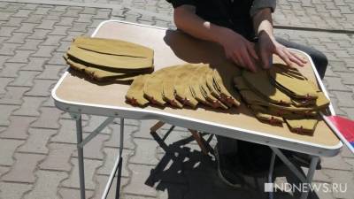 В центре города бесплатно раздают «победную» атрибутику (ФОТО) - newdaynews.ru - Екатеринбург