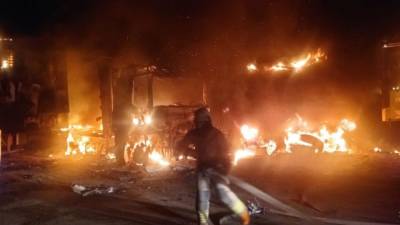 Под Харьковом до тла сгорел грузовик: огонь перекинулся на соседнее авто и здание – видео - 24tv.ua - Киев - Одесса - Харьков