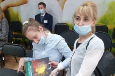 Юрий Трутнев - Второе инвалидное кресло торжественно вручили девочке с ДЦП в Хабаровске - hab.aif.ru - Хабаровск