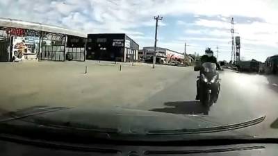 Гибель столкнувшегося с легковушкой мотоциклиста попала на видео - vesti.ru - Ростовская обл. - Батайск