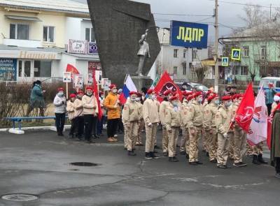 В Иркутской области школьники из «Юнармии» вышли на шествие с портретами Путина - znak.com - Иркутская обл.