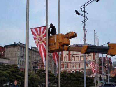 Во Владивостоке ко Дню Победы вывесили флаги, напоминающие знамена ВМС Японии - kasparov.ru - Япония - Владивосток