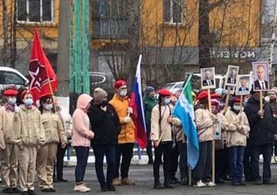 Владимир Путин - Российских детей вывели на шествие с портретом главного «деда-победителя» всей РФ (ФОТО) - lenta.ua - Россия - Иркутская обл.