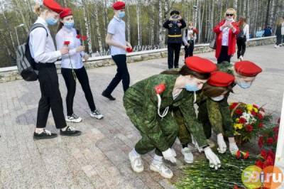 Школьники возложили цветы к памятнику "Скорбящей матери" - 59i.ru - Пермь