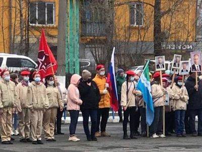 Владимир Путин - Георгий Победоносец - В Иркутской области провели детское шествие "эпохи Путина" - kasparov.ru - Иркутская обл.