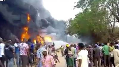 Пассажиры сгорели, не сумев выбраться из автобуса, вспыхнувшего после ДТП - vesti.ru - Нигерия - Лагос