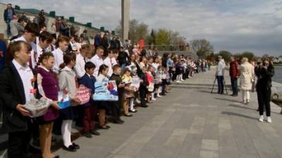 В Пензе школьники отправили по Суре кораблики с именами воевавших - penzainform.ru - Пенза