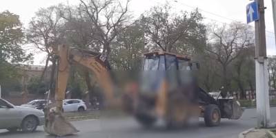 В Одессе на Фонтанской дороге засняли шагающий трактор - водитель получил штраф - видео - ТЕЛЕГРАФ - telegraf.com.ua - Одесса
