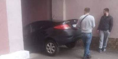 В Киеве на Бортничах за месяц уже второй автомобиль попал в ловушку на ступенях на улице Харченко - фото и видео - ТЕЛЕГРАФ - telegraf.com.ua - Киев - Київ