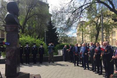 Александр Попов - Александр Кравцов - Донские связисты возложили цветы к памятнику изобретателю радио Александру Попову - dontr.ru