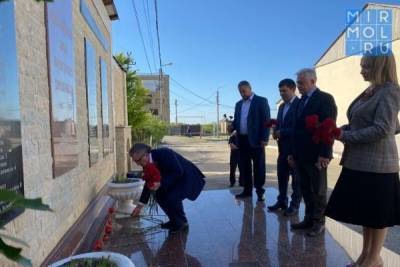 Депутат Госдумы Юрий Левицкий возложил цветы к памятнику воинам, павшим в Великой Отечественной войне - mirmol.ru - Махачкала