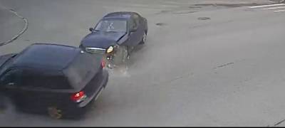 Два автомобиля жестко столкнулись на перекрестке в Петрозаводске (ВИДЕО) - stolicaonego.ru - Петрозаводск - республика Карелия