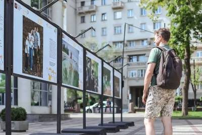 Уличные выставки «Москва победная» открылись на трех бульварах города - vm.ru - Москва