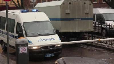 В продуктовом магазине мужчина украл бутылку водки и взял в заложники маму с ребенком - piter.tv - Санкт-Петербург - Петербург