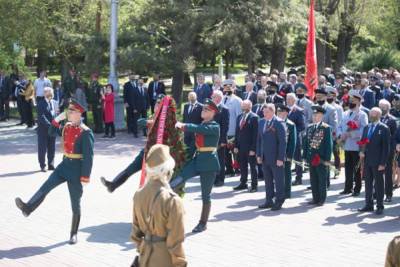 Волгоградцы в канун дня Победы почтили память защитников Отечества - volg.mk.ru - Волгоградская обл. - Сталинград