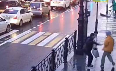 Неадекватный петербуржец ударил школьницу ножом в живот — видео - eadaily.com