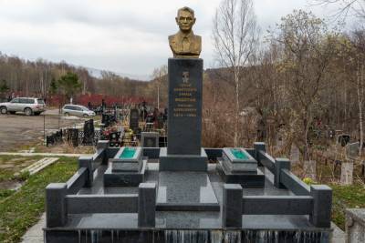 Захоронение Героя Советского Союза Михаила Федотова в Южно-Сахалинске привели в порядок - sakhalin.info - Южно-Сахалинск