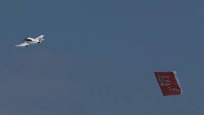 Пилот легкого самолета пронес Знамя Победы над советскими военными мемориалами в Берлине - 1tv.ru - Берлин