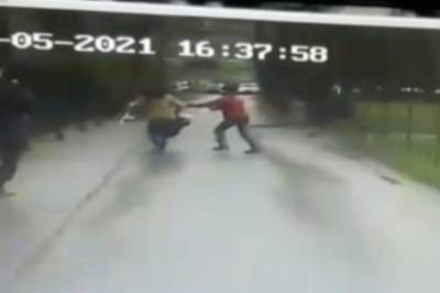 Петербургские полицейские задержали взявшего женщину с ребенком в заложники грабителя - abnews.ru