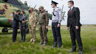 Владимир Зеленский - Зеленский вместе с послами Евросоюза и G7 прибыл в Донбасс - iz.ru - Луганская обл. - с. Владимир
